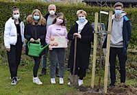 Schüler pflanzten Apfelbaum zum Schulabschluss 