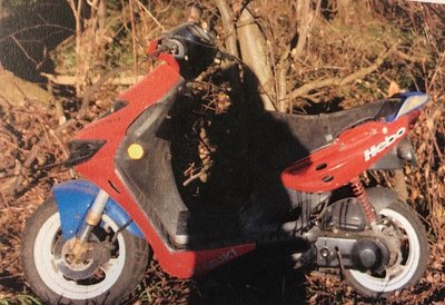 Die Polizei sucht nach dem Inhaber eines roten Rollers Die Polizei sucht nach dem Inhaber eines roten Rollers