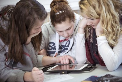 Schülerinnen begeben sich auf mediale Spurensuche im Projekt "Jüdisch hier". Schülerinnen begeben sich auf mediale Spurensuche im Projekt "Jüdisch hier".