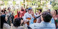 Nachbarn feiern in der Krumme Straße