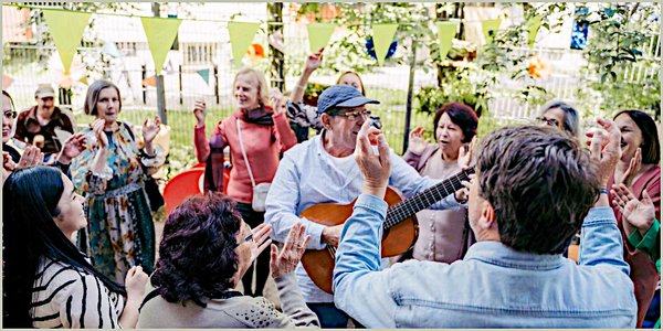 Nachbarn feiern in der Krumme Straße