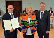 Gertraud Mütter mit Verdienstmedaille geehrt Gertraud Mütter mit Verdienstmedaille geehrt