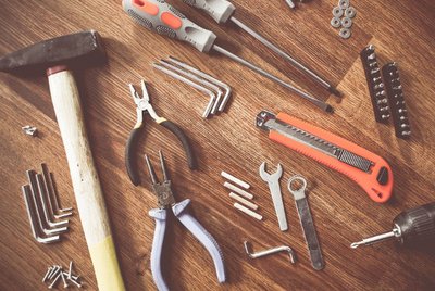 Einige Handwerker werden zuhause reparieren Einige Handwerker werden zuhause reparieren