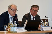 Kreisdirektor Dr. Ulrich Conradi (links) und Paderborns Bürgermeister Michael Dreier 