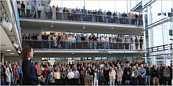 Landrätin Laukötter begrüßt Mitarbeitende