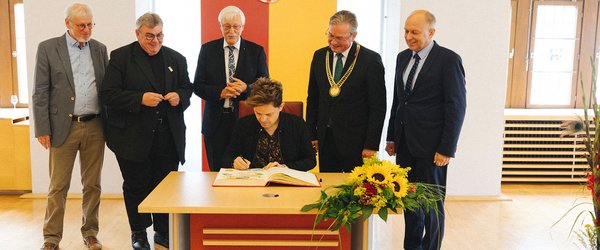 Patrick Kelly unterschreibt im Goldenen Buch