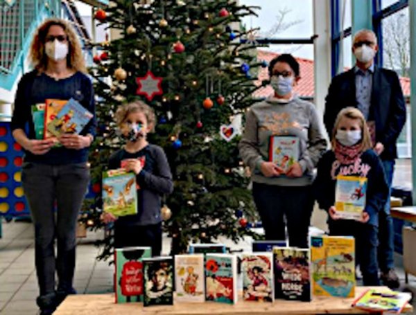 Förderverein übergibt Bücher an die Grundschule