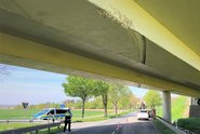 Bagger auf Tieflader rammt Brücke