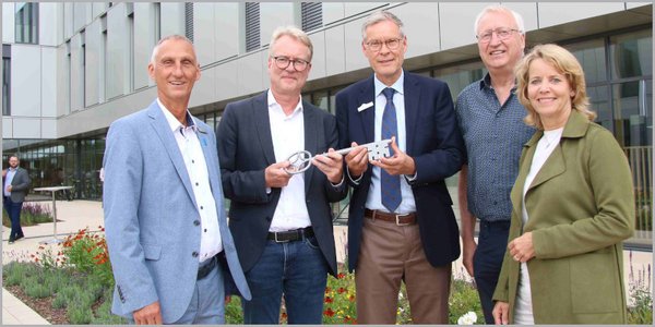 Schlüssel für Verwaltungsneubau übergeben