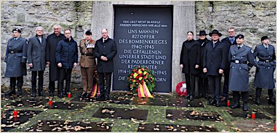 Gedenken vor dem Mahnmal am Busdorfwall
