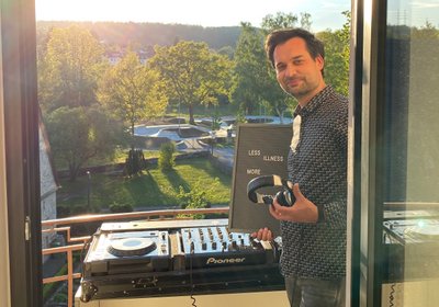 Musik vom Balkon in malerischer Umgebung