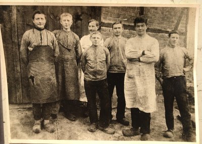 Hermann Selhorst (2. von rechts) mit sechs Mitarbeitern Hermann Selhorst (2. von rechts) mit sechs Mitarbeitern