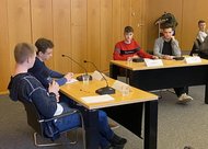 Im Eifer der Diskussion: Schüler des FLB diskutieren in der Finalrunde