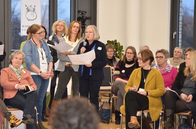 Die Frauen brachten ihre Kernbotschaften aus der Themenarbeit ins Plenum. Wir brauchen uns gegenseitig