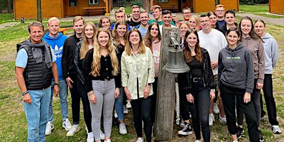 Azubis besuchten Kriegsgräberstätte Azubis besuchten Kriegsgräberstätte