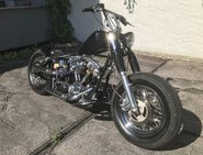 Die Polizei fahndet nach dieser Harley Davidson FXWG.