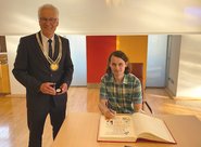 Mathematiker Scholze im Goldenen Buch Mathematiker Scholze im Goldenen Buch