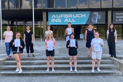 Das Team des Schülerinnen-MINT-Mentoring-Programms „look upb“ und die Teilnehmerinnen bei der Abschlussveranstaltung.
