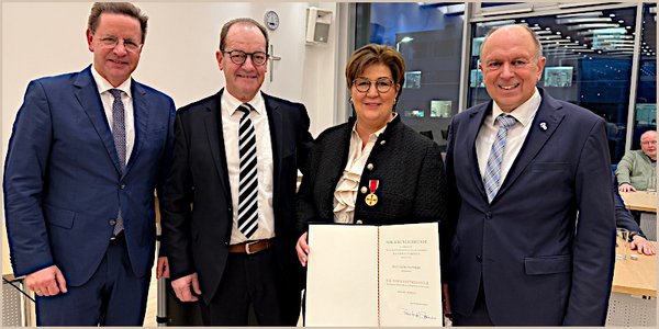 Bundesverdienstmedaille an Claudia Flottmeier