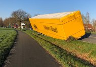 Der Sattelauflieger landete auf der Bankette