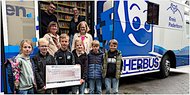 Grundschulkinder übergeben Spende