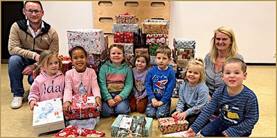 Kinder packen Päckchen für Kinder in Not