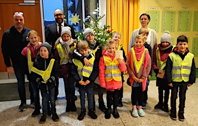 Kinder mit Warnwesten ganz schön helle