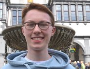 Christian Niemann tritt mit Kontrabass an Christian Niemann tritt mit Kontrabass an