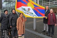 Landrat lässt Tibet-Flagge hissen