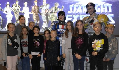 Backstage mit Autogrammstunde beim Starlight Express: die Sieger und Siegerinnen des Weltkindertag-Malwettbewerbs „Eene meene Muh – das Recht hast du“. Malwettbewerbs-Sieger als VIPs beim Musical