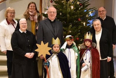 „Königlicher“ Besuch aus der Paderborner Pfarrei St. Liborius brachte heute den Segen „Christus mansionem benedicat – Christus segne dieses Haus ins Bischofshaus. Friedensboten mit Segen im Gepäck