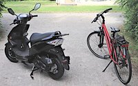 Wem gehören Motorroller und Fahrrad?