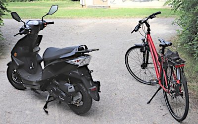 Wem gehören Motorroller und Fahrrad? Wem gehören Motorroller und Fahrrad?
