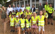 Erstklässler mit Warnwesten ausgerüstet