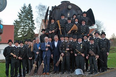 Traditionell bringen sie Glück für das neue Jahr - Landrat Manfred Müller und Bürgermeister Hans Jürgen Wessels nehmen die Glückwünsche der Schornsteinfeger entgegen. Bildnachweis: Kreis Paderborn, Amt für Presse- und Öffentlichkeitsarbeit, Mei Glücksbringer in Schwarz