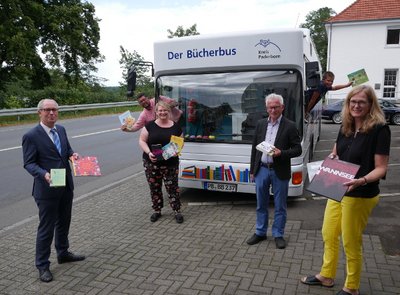 Bücherbus: Auswahl ein Stück bunter Bücherbus: Auswahl ein Stück bunter