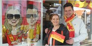 Zu Karneval bunt geschmückte Schaufenster