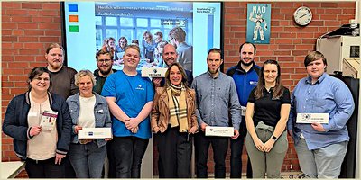 Blicken auf eine informative Informationsveranstaltung am Berufskolleg Kreis Höxter in Brakel zurück: Hintere Reihe (von links) Ralph Menne, Christian Schulte (beide Lehrer Berufskolleg Kreis Höxter in Brakel), Björn Friedrich (Geschäftsführer vectano GmbH), Daniel Neurath (Vertriebsleiter Opitz Computertechnik) sowie (vorne von links) Claudia Müller (Kommunale Koordinierungsstelle Schule-Beruf Kreis Höxter), Monika Grundke (Projektleitung Berufliche Bildung IHK Ostwestfalen zu Bielefeld, Zweigstelle Paderborn und Höxter), Henning Wulf (Auszubildender vectano GmbH), Sylvia Freytag, Fabian Hansmann (beide Agentur für Arbeit Höxter), Alina Gette (Vertriebsassistenz bei der BDE Engineering GmbH) und Linus-Finn Demmert (Auszubildender bei der BDE Engineering GmbH). Foto: Berufskolleg Kreis Höxter