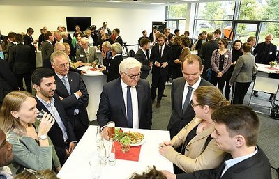 Bundespräsident Frank-Walter Steinmeier im Gespräch mit Stipendiatinnen und Stipendiaten und Stiftungsvorsitzendem Prof. Dr. Jürgen Krahl Bundespräsident Steinmeier zu Gast