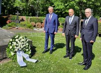 Kranzniederlegung auf dem Ostfriedhof 