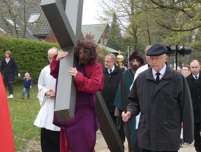 Tausende folgten wieder dem Kreuzträger