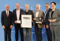 Buke erhält die Silbermedaille