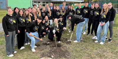 Abiturienten pflanzten zweiten Alleebaum Abiturienten pflanzten zweiten Alleebaum