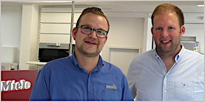 Phillip Peitz (rechts) und Sven Schröder von Euronics OWL bieten anlässlich des Jubiläums an, Miele-Aktionsgeräte 120 Tage lang kostenlos  testen zu können.