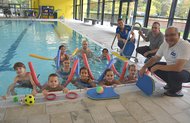 280 Kinder lernten in 20 Kursen schwimmen