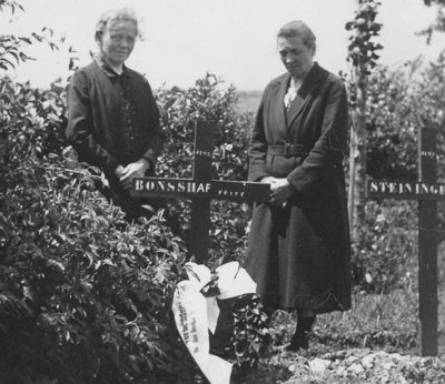 Dank dem Volksbund fanden nach dem Ersten Weltkrieg viele gefallene Soldaten eine würdevolle, letzte Ruhestätte, viele trauernde Familien konnten Abschied nehmen und erhielten einen Ort des Erinnerns und Gedenkens. Vortrag über Deutsche Kriegsgräberfürsorge