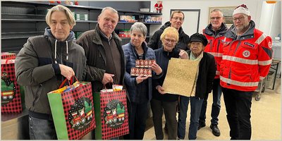 Johanniter schnüren Weihnachtspakete