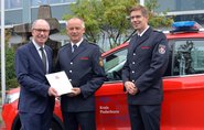 Landrat Manfred Müller verabschiedet Theo Kleemann und ernennt Marc Hammerstein zum neuen Leiter der Kreisfeuerwehrzentrale. Landrat Manfred Müller verabschiedet Theo Kleemann und ernennt Marc Hammerstein zum neuen Leiter der Kreisfeuerwehrzentrale.
