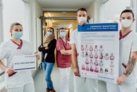 Auszubildende übernehmen Schulstation