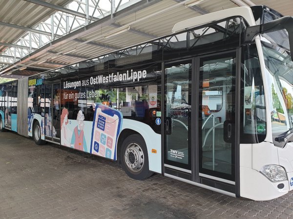 Auffälliger Gelenkbus in Minden im Einsatz